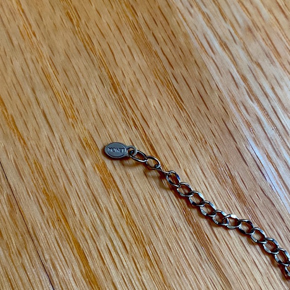 Vintage Monet Necklace with an abalone inset - Picture 5 of 5